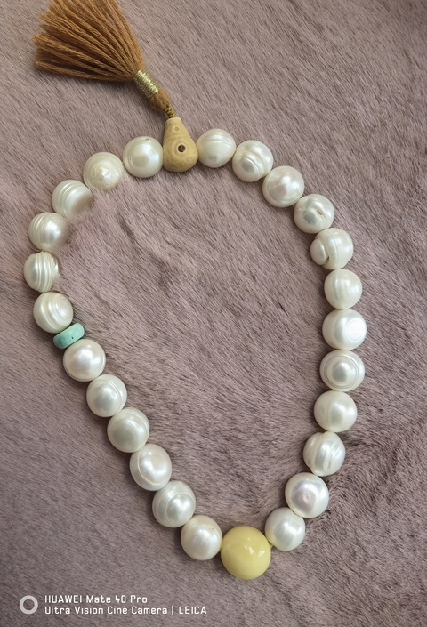 古玩玉器珍珠手持真品鑒賞圖