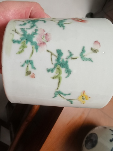 古玩陶瓷花卉紋粉彩蓋罐真品鑒賞圖