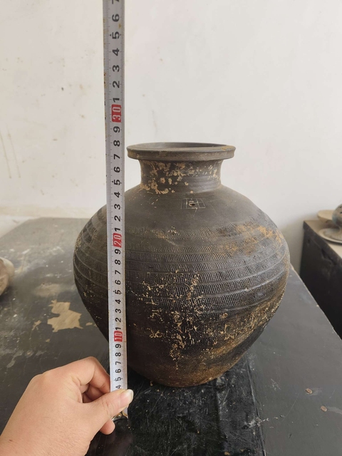 古玩陶瓷灰陶繩紋盤(pán)口瓶真品鑒賞圖