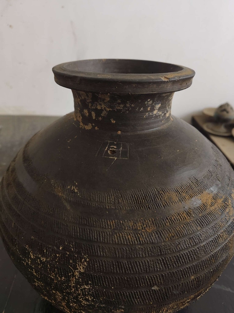 古玩陶瓷灰陶繩紋盤(pán)口瓶真品鑒賞圖