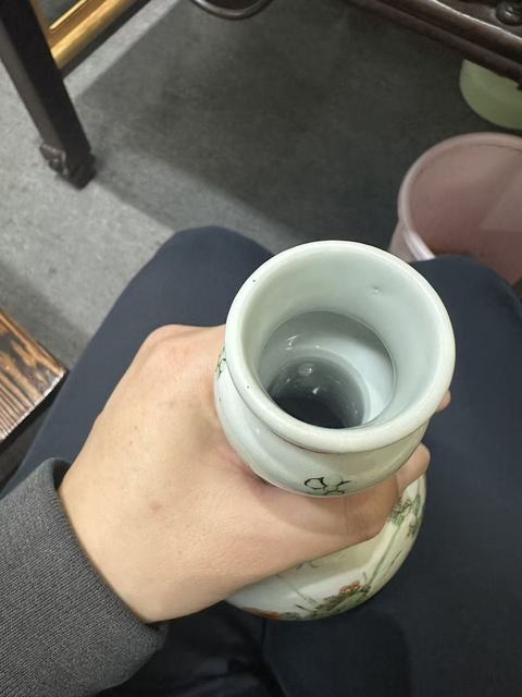 古玩陶瓷五彩松鼠葡萄紋蒜頭瓶真品鑒賞圖