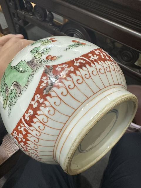 古玩陶瓷五彩松鼠葡萄紋蒜頭瓶真品鑒賞圖