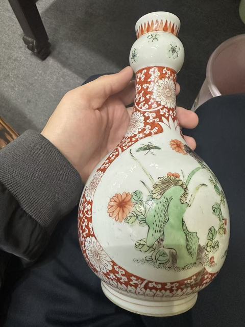 古玩陶瓷五彩松鼠葡萄紋蒜頭瓶真品鑒賞圖