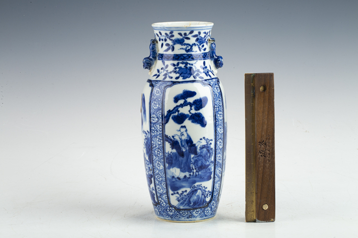 古玩陶瓷清晚·青花錦地開窗高士圖雙耳包袱瓶拍賣，當前價格228元