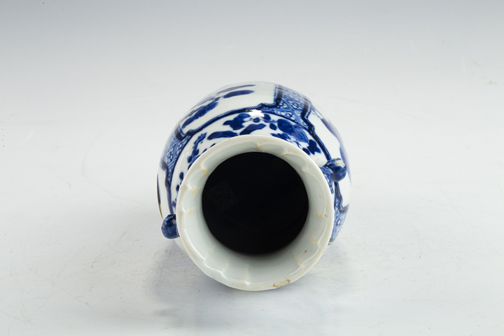 古玩陶瓷清晚·青花錦地開窗高士圖雙耳包袱瓶拍賣，當前價格228元