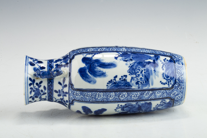 古玩陶瓷清晚·青花錦地開窗高士圖雙耳包袱瓶拍賣，當前價格228元