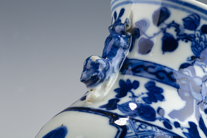 古玩陶瓷清晚·青花錦地開窗高士圖雙耳包袱瓶拍賣，當前價格228元