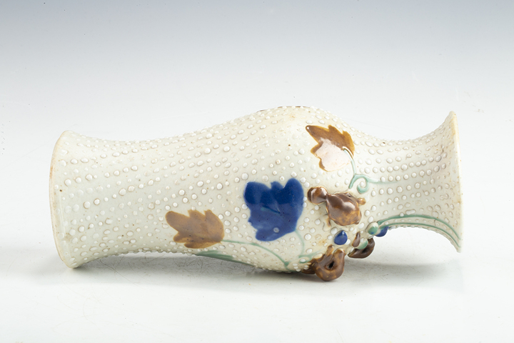 古玩陶瓷民國(guó)·珍珠釉堆塑松鼠葡萄紋觀音瓶
拍賣(mài)，當(dāng)前價(jià)格0元