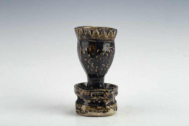 古玩陶瓷清·醬釉模印花卉紋油燈
拍賣，當前價格0元