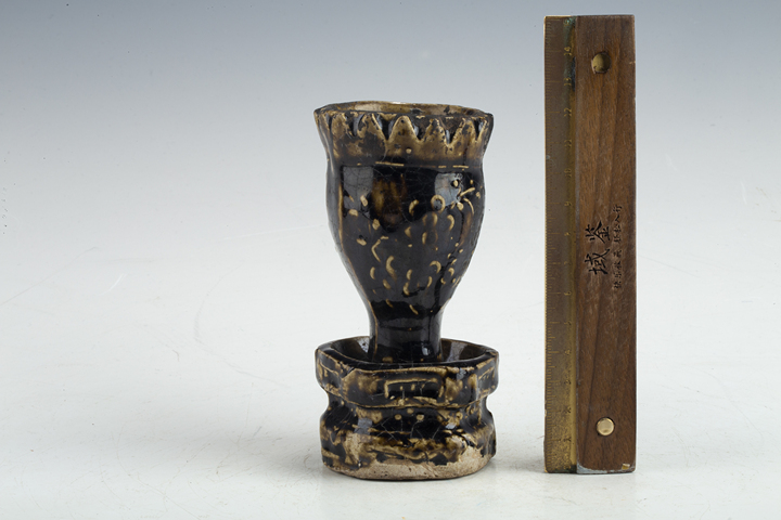 古玩陶瓷清·醬釉模印花卉紋油燈
拍賣，當前價格0元