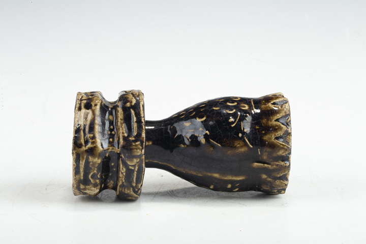 古玩陶瓷清·醬釉模印花卉紋油燈
拍賣，當前價格0元