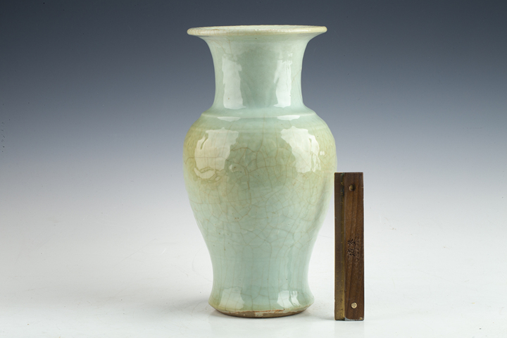 古玩陶瓷清晚·豆青釉模印花卉紋瓶拍賣，當(dāng)前價(jià)格258元