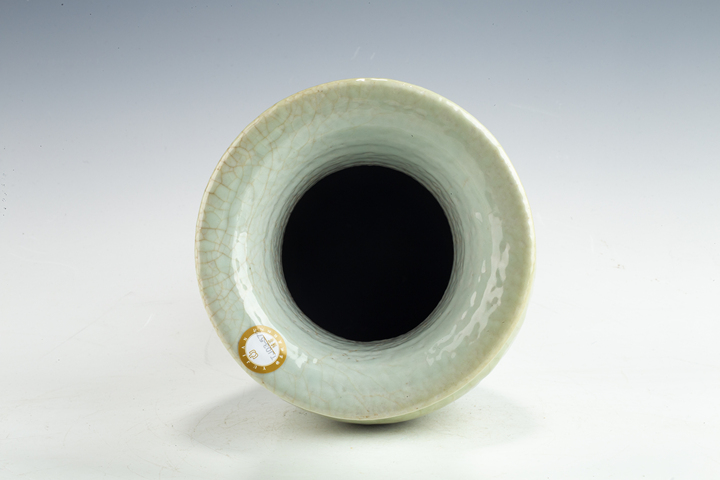 古玩陶瓷清晚·豆青釉模印花卉紋瓶拍賣，當(dāng)前價(jià)格258元