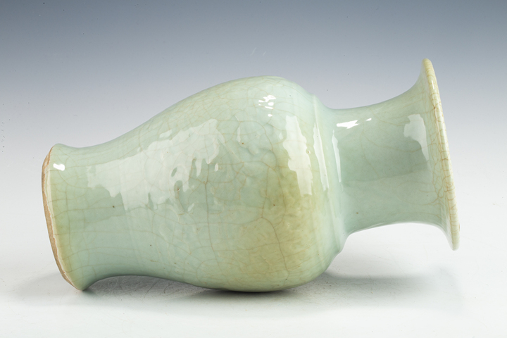 古玩陶瓷清晚·豆青釉模印花卉紋瓶拍賣，當(dāng)前價(jià)格258元