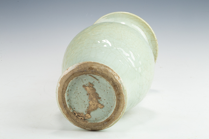 古玩陶瓷清晚·豆青釉模印花卉紋瓶拍賣，當(dāng)前價(jià)格258元