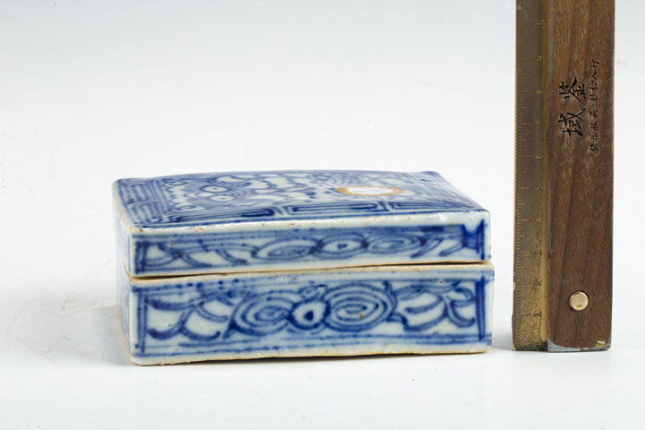 古玩陶瓷清中晚·青花吉慶有余紋蓋盒真品鑒賞圖