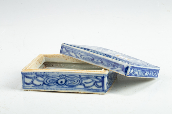 古玩陶瓷清中晚·青花吉慶有余紋蓋盒真品鑒賞圖