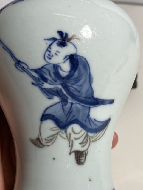 古玩陶瓷清康熙 青花釉里紅持荷童子瓶真品鑒賞圖