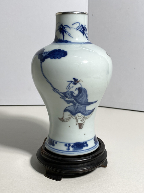 古玩陶瓷清康熙 青花釉里紅持荷童子瓶真品鑒賞圖