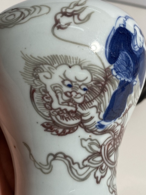 古玩陶瓷清康熙 青花釉里紅持荷童子瓶真品鑒賞圖