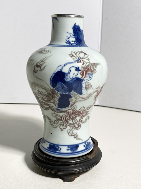 古玩陶瓷清康熙 青花釉里紅持荷童子瓶真品鑒賞圖