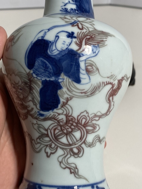 古玩陶瓷清康熙 青花釉里紅持荷童子瓶真品鑒賞圖