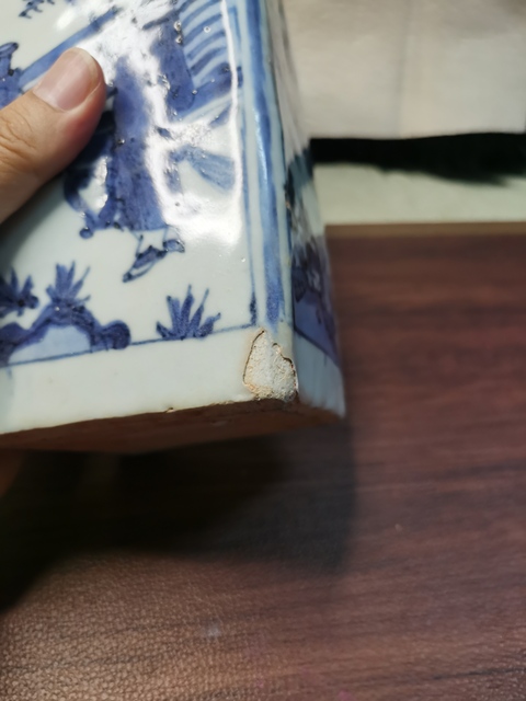 古玩陶瓷明晚期 青花山水人物紋四方瓶真品鑒賞圖