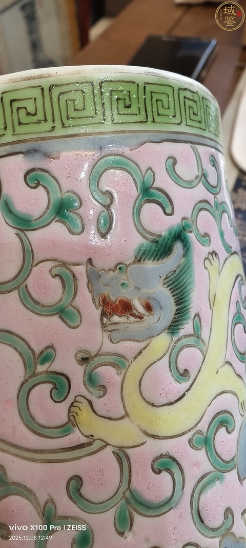 古玩陶瓷粉彩龍穿花筆筒真品鑒賞圖