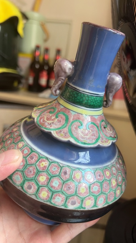 古玩陶瓷祭藍釉粉彩云肩瓶真品鑒賞圖