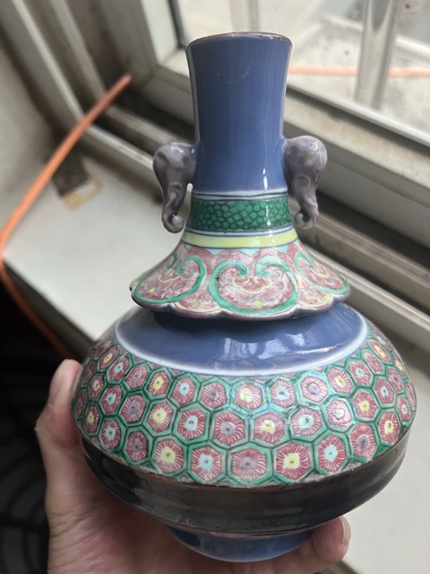 古玩陶瓷祭藍釉粉彩云肩瓶真品鑒賞圖