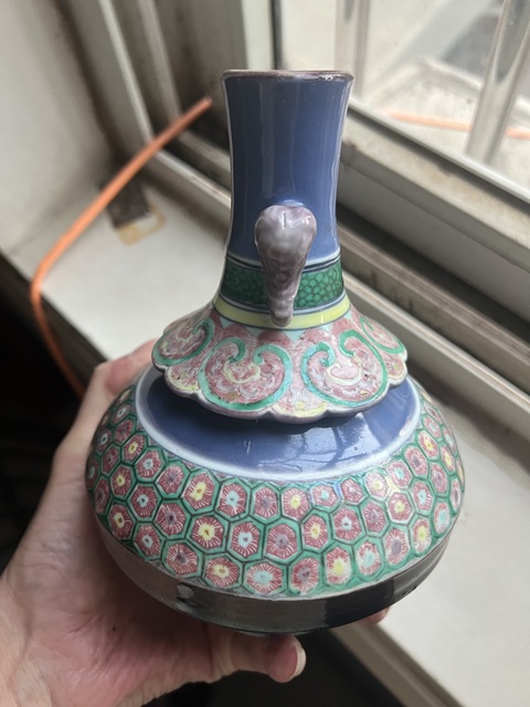 古玩陶瓷祭藍釉粉彩云肩瓶真品鑒賞圖