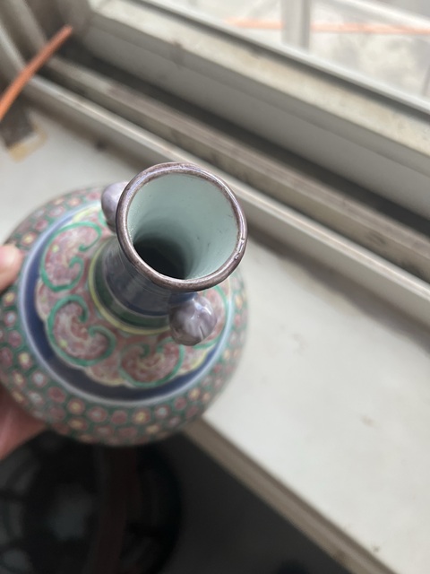 古玩陶瓷祭藍釉粉彩云肩瓶真品鑒賞圖