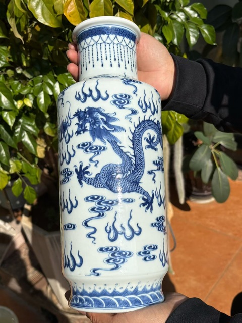 古玩陶瓷龍紋青花瓶真品鑒賞圖