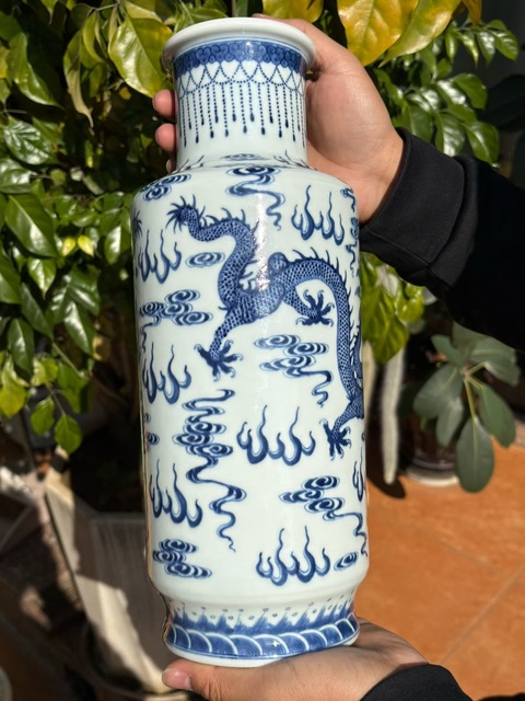 古玩陶瓷龍紋青花瓶真品鑒賞圖