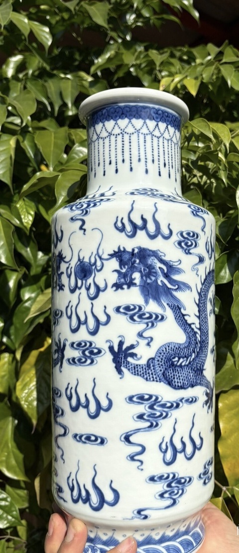 古玩陶瓷龍紋青花瓶真品鑒賞圖