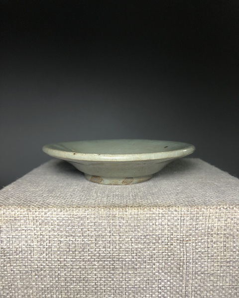 古玩陶瓷（元末明初）（頂級龍泉窯）青釉刻花紋盤拍賣，當前價格0元