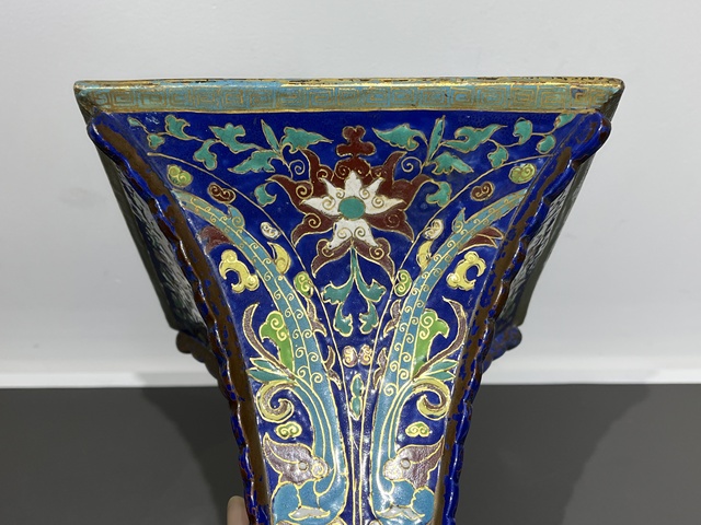 古玩陶瓷瓷胎仿掐絲琺瑯四方花觚真品鑒賞圖