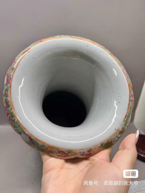 古玩陶瓷廣彩人物故事紋花口瓶真品鑒賞圖