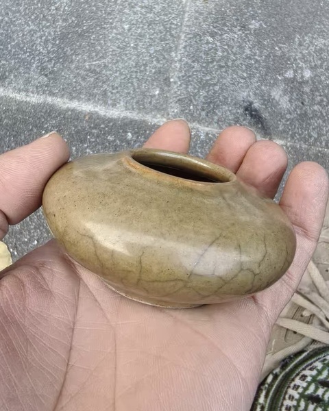 古玩陶瓷黃哥釉水盂真品鑒賞圖