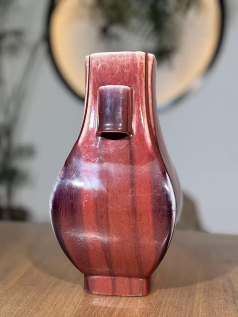 古玩陶瓷紅釉杏圓貫耳瓶真品鑒賞圖
