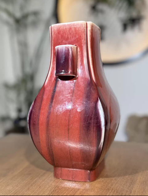 古玩陶瓷紅釉杏圓貫耳瓶真品鑒賞圖