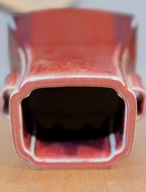 古玩陶瓷紅釉杏圓貫耳瓶真品鑒賞圖