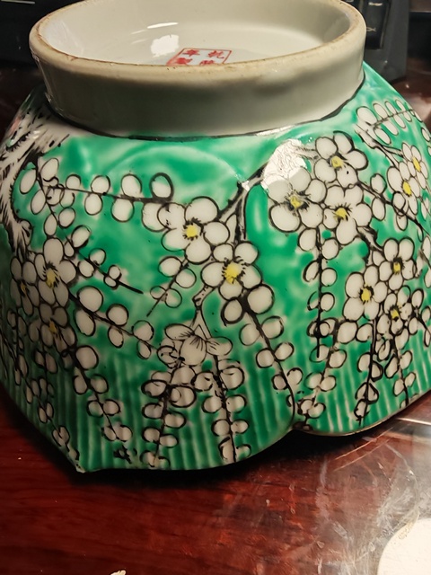 古玩陶瓷綠釉黑彩梅花紋花口碗真品鑒賞圖