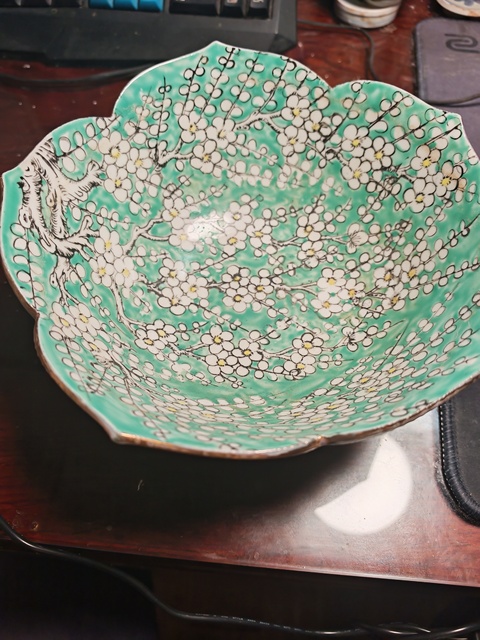 古玩陶瓷綠釉黑彩梅花紋花口碗真品鑒賞圖