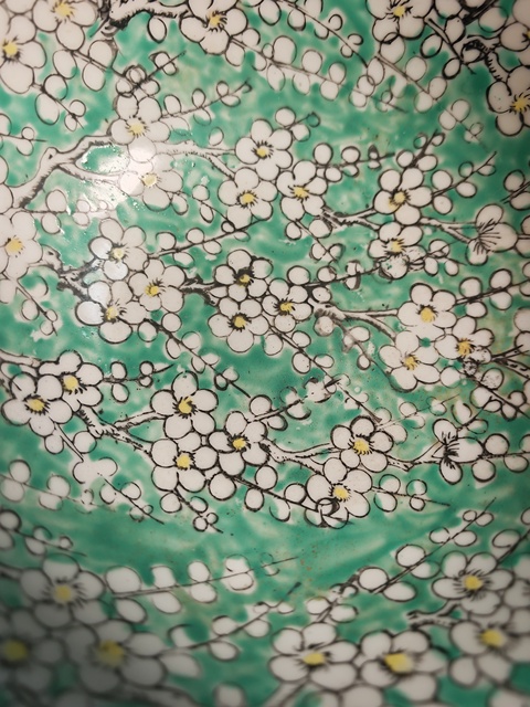 古玩陶瓷綠釉黑彩梅花紋花口碗真品鑒賞圖