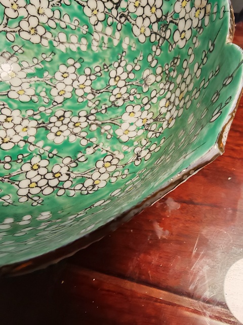 古玩陶瓷綠釉黑彩梅花紋花口碗真品鑒賞圖