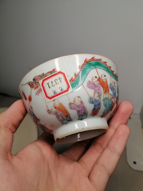 古玩陶瓷百子鬧春粉彩小碗真品鑒賞圖