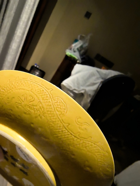 古玩陶瓷黃釉暗刻盤真品鑒賞圖