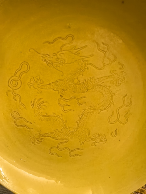 古玩陶瓷黃釉暗刻盤真品鑒賞圖