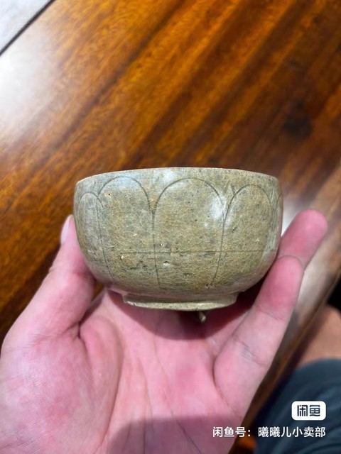 古玩陶瓷越窯系青瓷刻仰蓮紋杯真品鑒賞圖